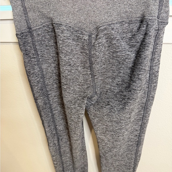 ALO Yoga Light Gray and Heather Gray Leggings - Picture 11 of 13
